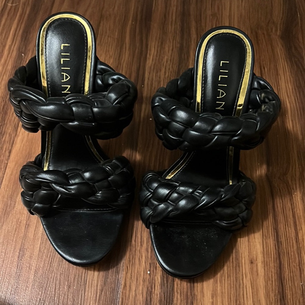 Sandalias negras para ocasiones formales quedan muy lindas